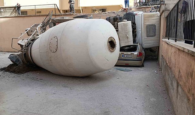 Kontrolden çıkan beton mikseri üzerine devrildiği 3 aracı kullanılamaz hale getirdi