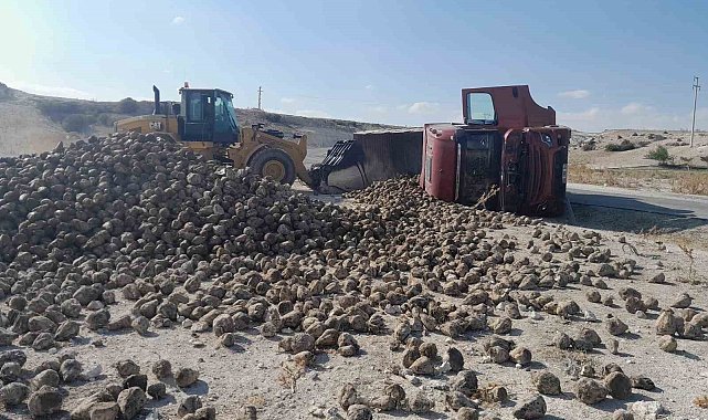 Konya'da pancar yüklü tır devrildi: 2 yaralı