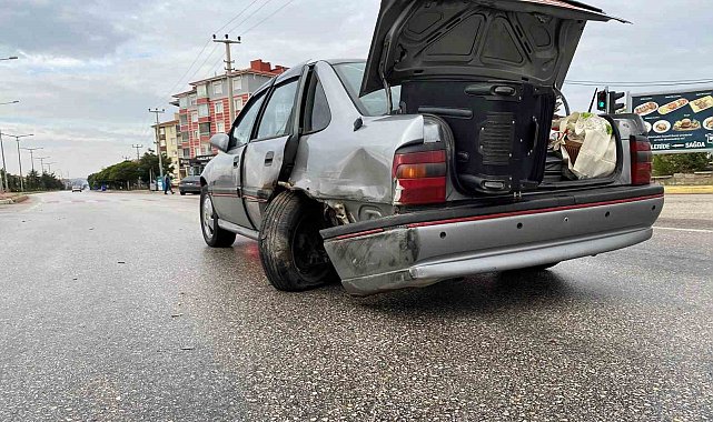 Lüks araç kırmızı ışıkta bekleyen otomobile çarptı: 3 yaralı