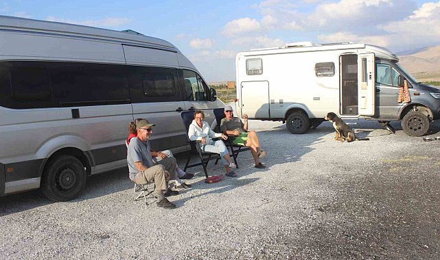 Meke Gölü sonbaharda da yabancı turistlerin ilgi odağı oldu