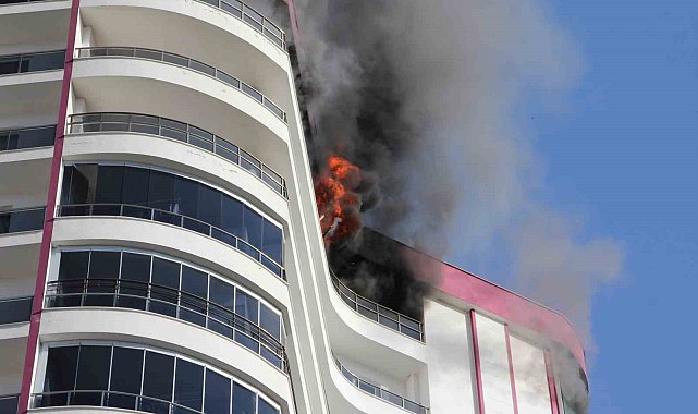 Mersin'de 18. katta çıkan yangın korkuttu
