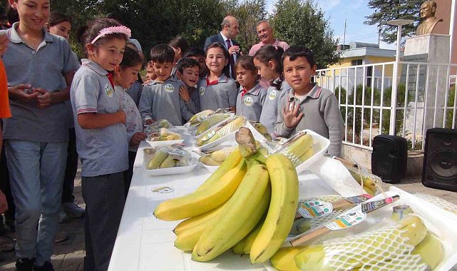 Mersin'de 350 öğrenciye 1 ton muz dağıtıldı