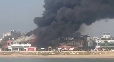 Mersin'de bir restoran alev alev yandı