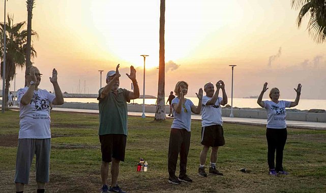Mersin'de güneşin doğuşu eşliğinde sabah sporu