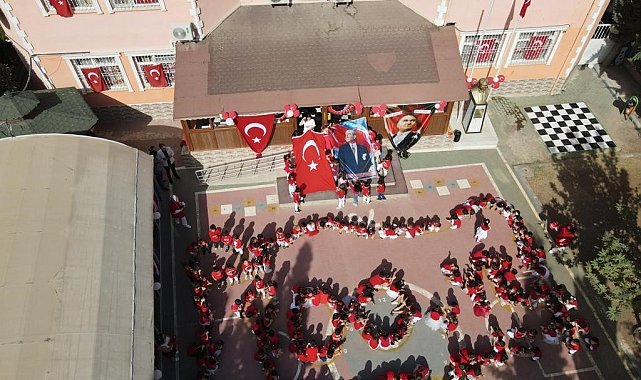 Mersin'de minik öğrencilerden Türkiye ve 100. yıl koreografisi