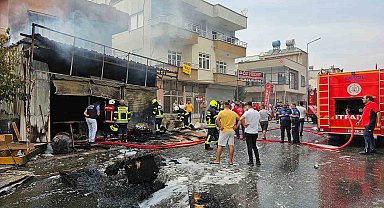 Mersin'de mobilya atölyesinde çıkan yangın hasara yol açtı