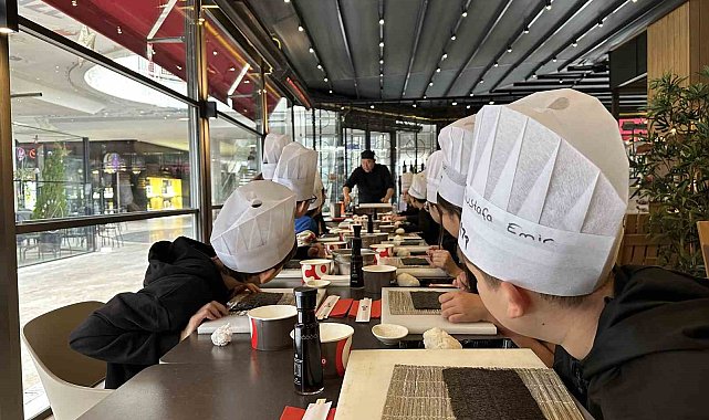 Minik öğrenciler suşi yapmayı öğrendi