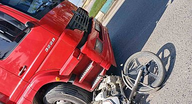 Motosiklet kamyonun altına girdi: 1 ölü