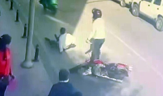 Motosikletin yayaya çarpma anı kameraya yansıdı