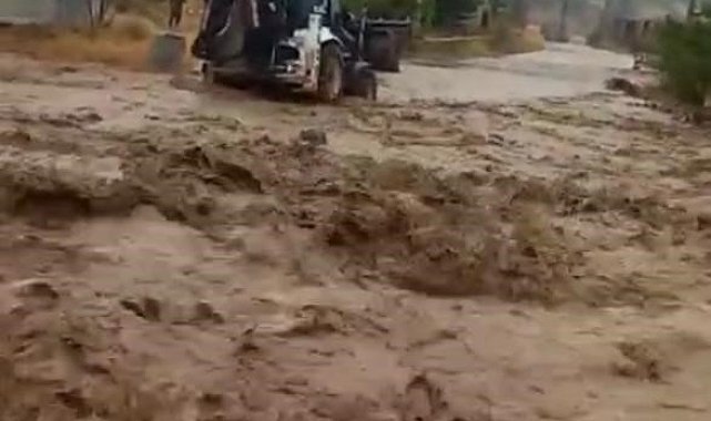 Niğde'de sağanak yağış sele neden oldu