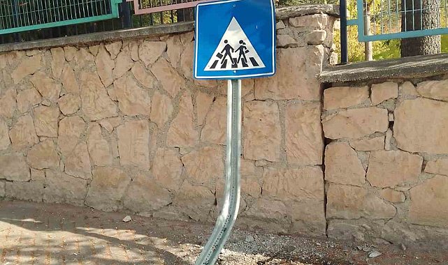 Ortaokul girişindeki trafik levhasına çarptılar