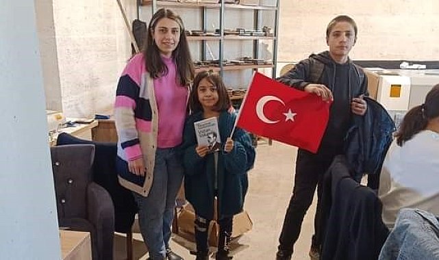 Ortaokul öğrencileri, 100. yıl için 100 kitap ve 100 bayrak dağıttı