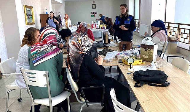 Polis ekiplerinden kadınlara bilgilendirme