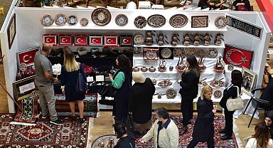 "Türkiye Cumhuriyeti'nin 100. yılında 1000 yıllık hafıza" sergisi sanatseverlerle buluştu