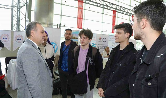 Rektör Altun, ERÜ'nün Yeni Öğrencilerini Karşıladı