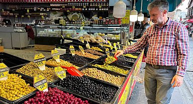 Rengârenk zeytinler tezgâhları süslüyor