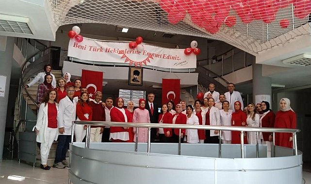 Sağlık çalışanları Aile Sağlık Merkezi'ni kırmızı beyaza bürüdü