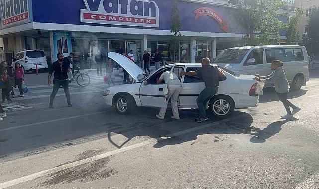 Seyir halinde yanan otomobili vatandaşlar söndürdü