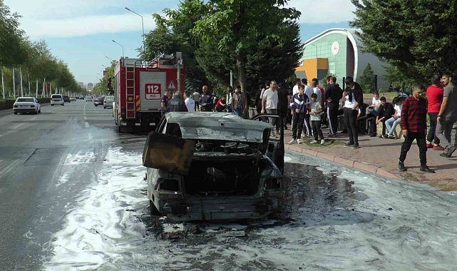 Seyir halindeki otomobil alev aldı, vatandaşlar görüntü çekmek için birbiriyle yarıştı