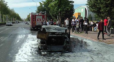 Seyir halindeki otomobil alev aldı, vatandaşlar görüntü çekmek için birbiriyle yarıştı
