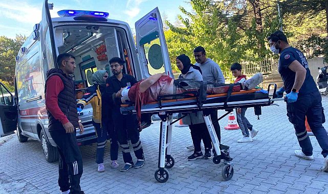Seyir halindeki traktörün römorkundan düşüp hastanelik oldu