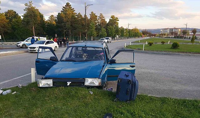 Sivas'ta iki otomobil çarpıştı: 5 yaralı