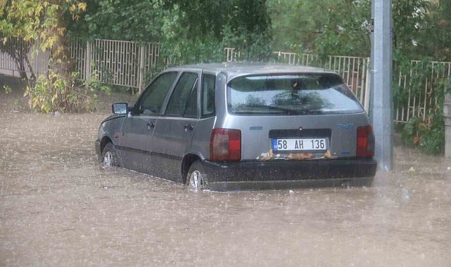 Sivas'ta sağanak yağış hayatı felç etti