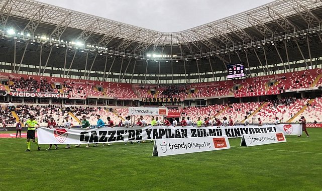 Sivasspor-Kasımpaşa maçı öncesi Filistin'e destek pankartı