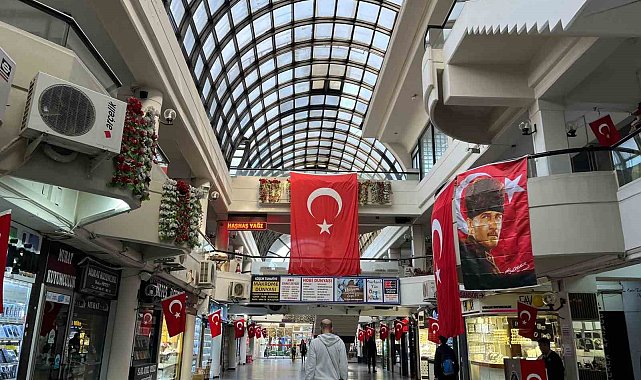 Taşbaşı çarşısı esnafı her yeri al kırmızı bayrakla donattı