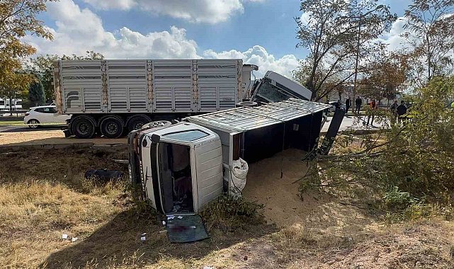 Tır önünde seyreden kamyonete çarptı: 4 yaralı