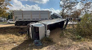 Tır önünde seyreden kamyonete çarptı: 4 yaralı