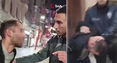 Türk bayraklarına çirkin saldırı! Devlet büyüklerine hakaret etti, yanına gelen kişi de onu savundu