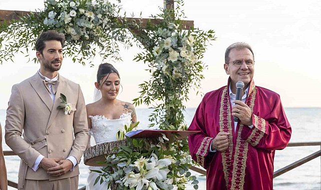 Ünlü sanatçı Melek Mosso Mersin'de dünya evine girdi