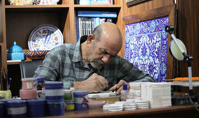 Ustası olmadan öğrendiği çini sanatını 30 yıldır devam ettiriyor