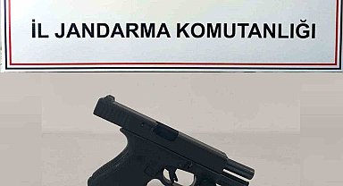 Üzerinde bulundurduğu ruhsatsız tabancayı jandarmaya yakalattı