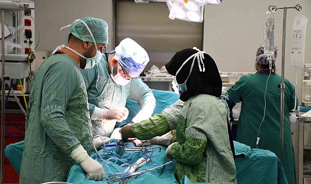 Yaşlı kadının karnından portakal büyüklüğünde kitle çıkarıldı