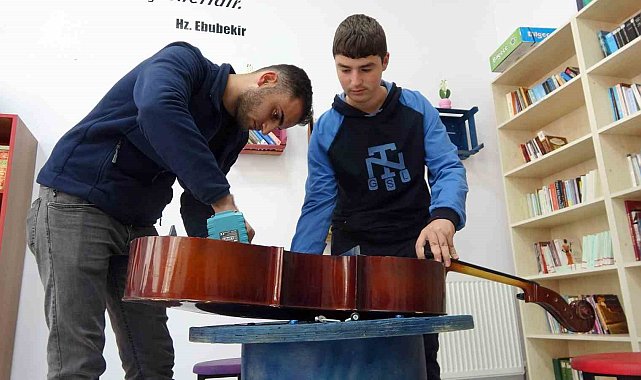 Yeteneklerini eski malzemelerle "Sıfır Atık Kütüphanesi" kurarak gösterdiler