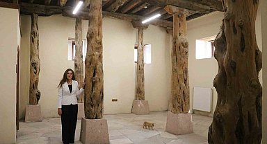 Yıllara meydan okuyan konağı asırlık ağaç kolonlar ayakta tutuyor