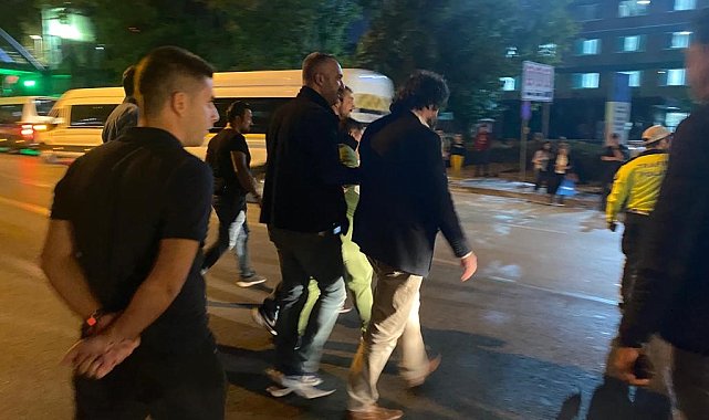Yol ortasında oturan otizimli gence polis ekiplerinden yardım
