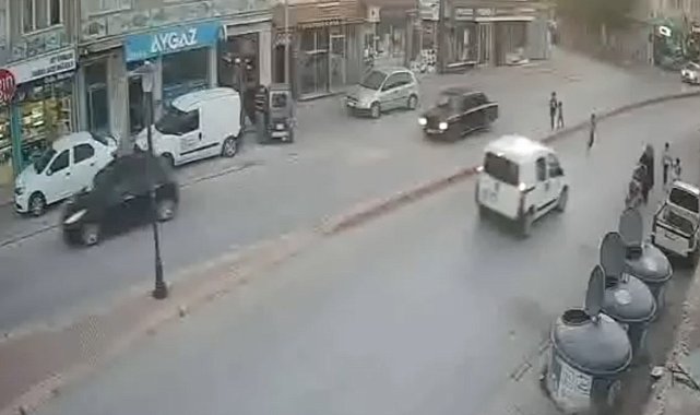 Yola fırlayan çocuğa aracın çarpması kamerada