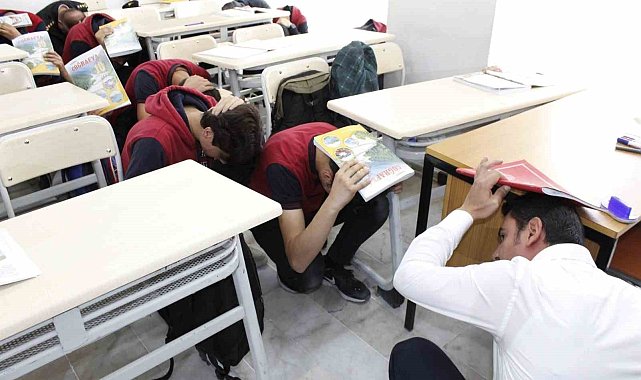 Yozgat'ta tüm okullarda "çök-kapan-tutun" tatbikatı gerçekleştirildi
