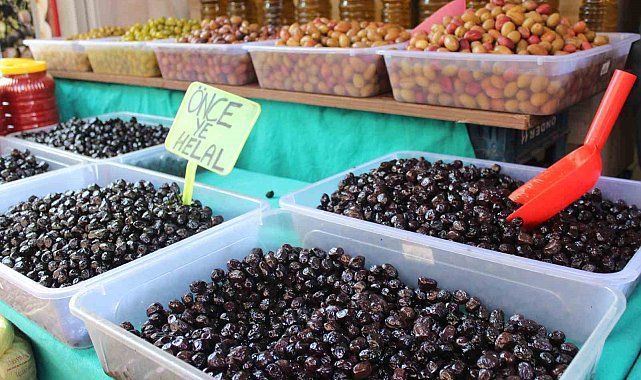Zeytin tezgâhlarında vatandaşların tercihi siyah, çocukların yeşil zeytin oluyor