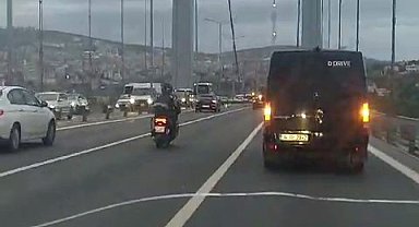15 Temmuz Şehitler Köprüsünde motosikletli sürücünün zor anları