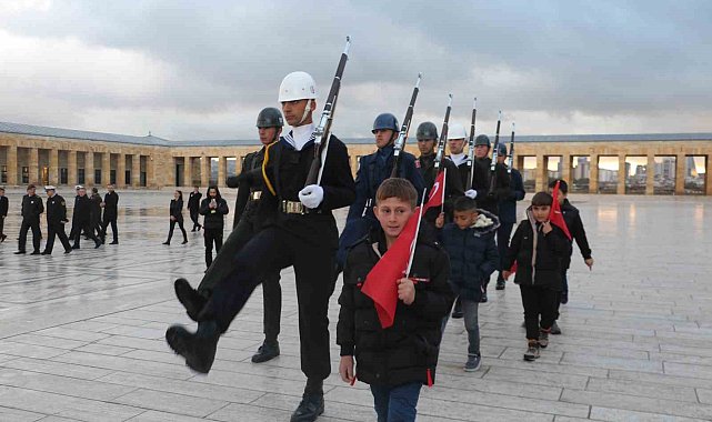 'Anıtkabir'de saygı nöbeti' videosuyla gündem olan öğrenciler Anıtkabir'i ziyaret etti