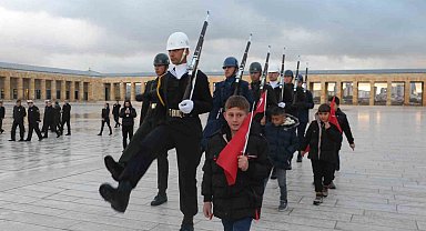 'Anıtkabir'de saygı nöbeti' videosuyla gündem olan öğrenciler Anıtkabir'i ziyaret etti