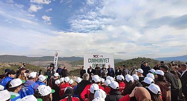 'Geleceğe nefes, Cumhuriyet'e nefes' diyerek milyonlarca fidanı toprakla buluşturdular