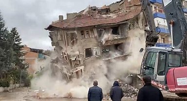 4 katlı ağır hasarlı bina saniyeler içerisinde yıkıldı