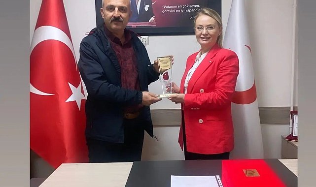50 kez kan bağışı yapan vatandaşa plaket takdim edildi