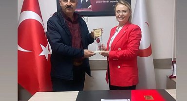 50 kez kan bağışı yapan vatandaşa plaket takdim edildi
