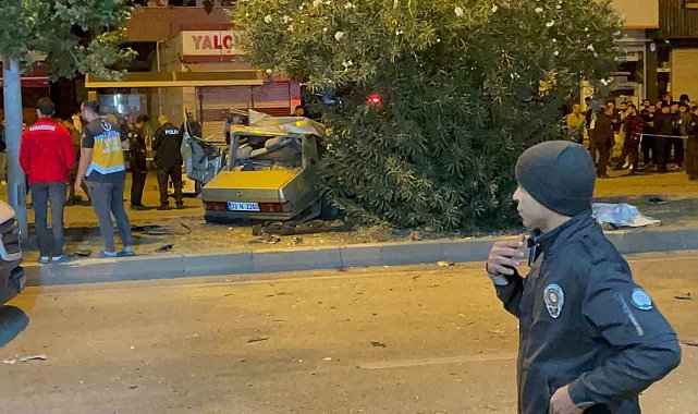 Adana'da ağaca çarpan otomobil ikiye bölündü: 3 ölü, 2 yaralı